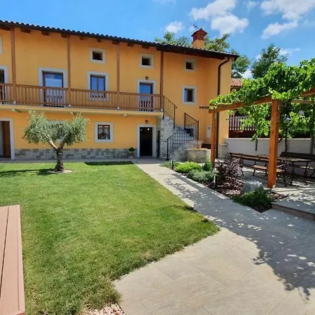 Maks Villa Komen