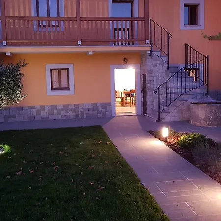Maks Villa Komen